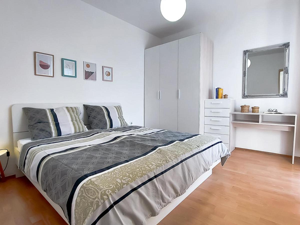 Apartments Tena With Private Parking Пула Экстерьер фото